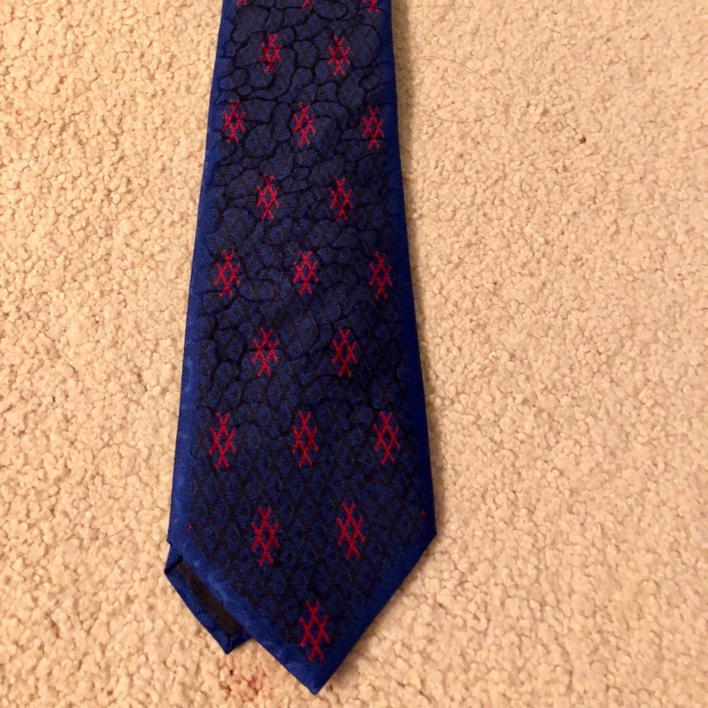 Mila Schon tie
